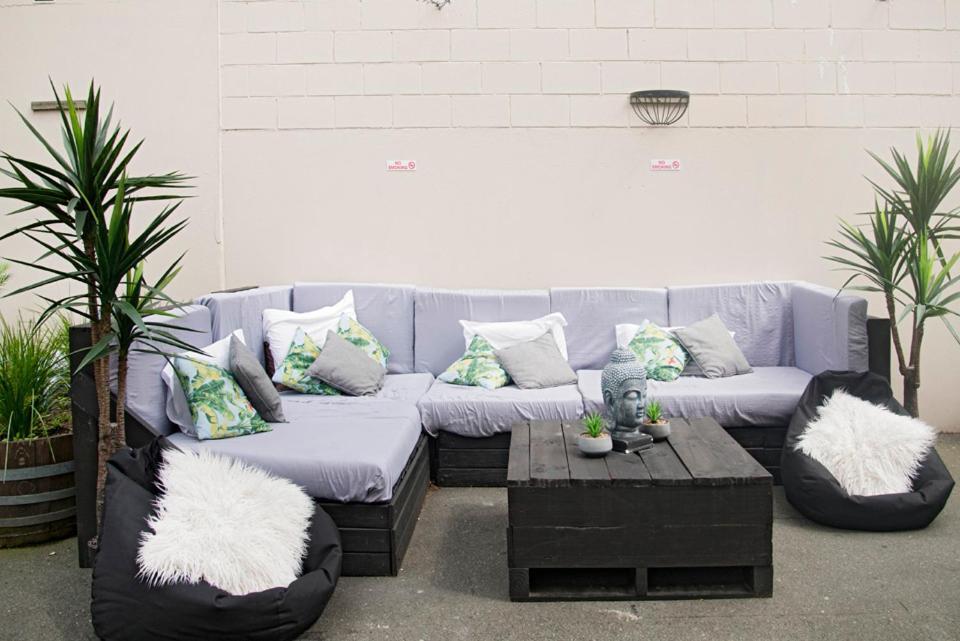 Bridge Backpackers Hostel Nelson Exterior foto Outdoor furniture