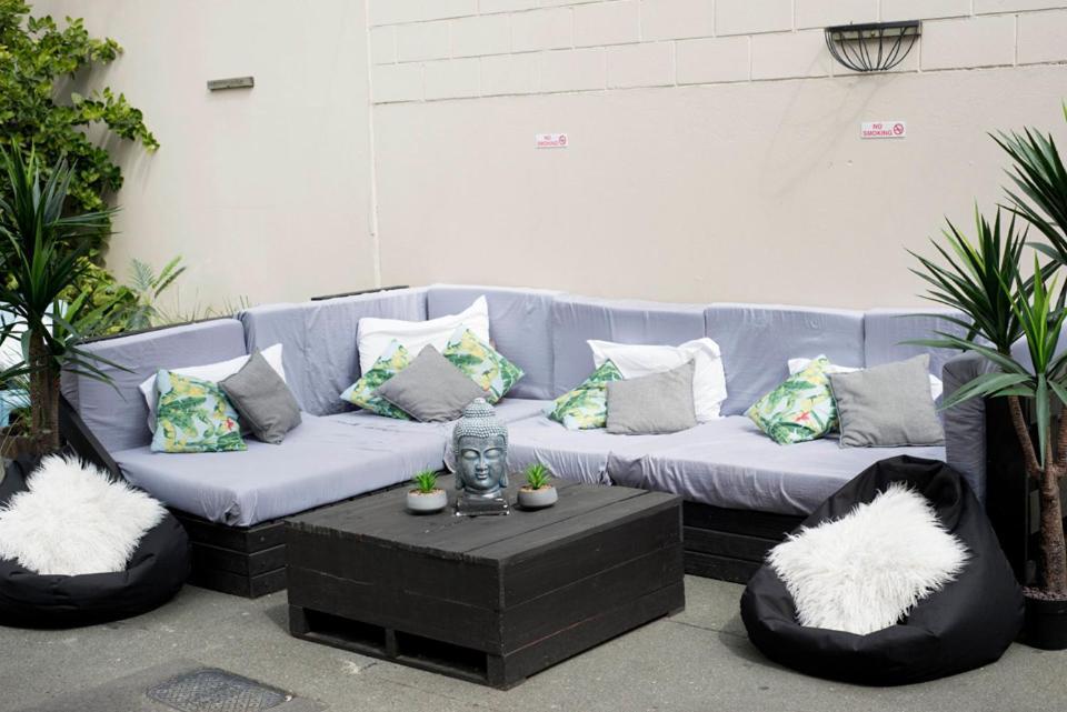 Bridge Backpackers Hostel Nelson Exterior foto Outdoor furniture