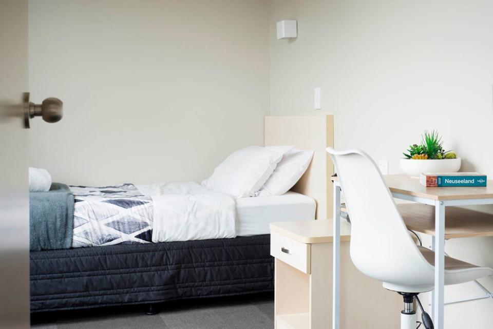 Bridge Backpackers Hostel Nelson Exterior foto A typical studio apartment at the University of Canterbury