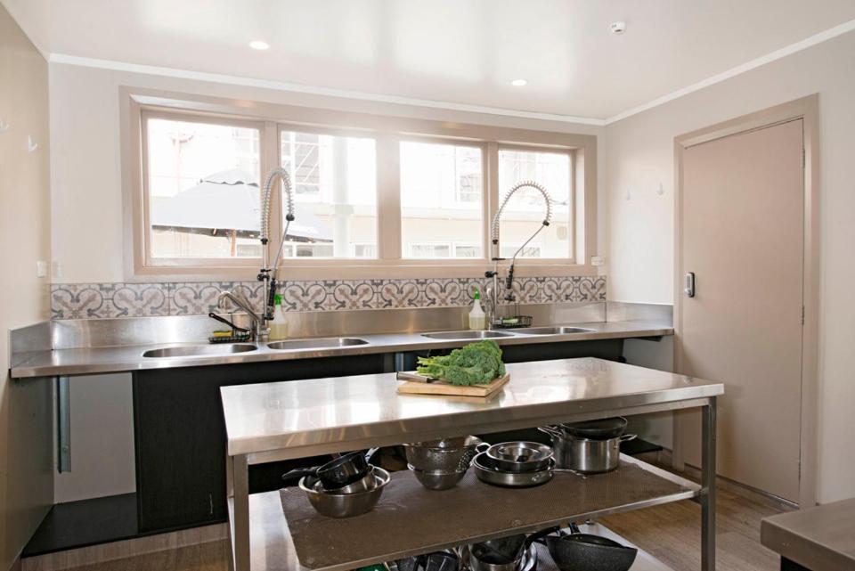Bridge Backpackers Hostel Nelson Exterior foto A kitchen at the school