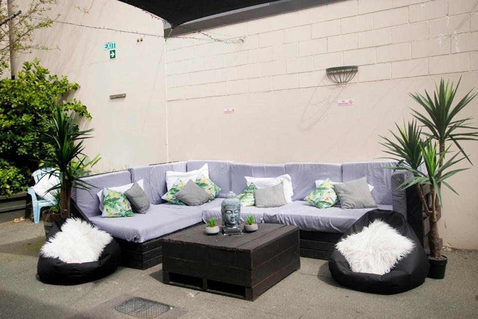 Bridge Backpackers Hostel Nelson Exterior foto Outdoor furniture