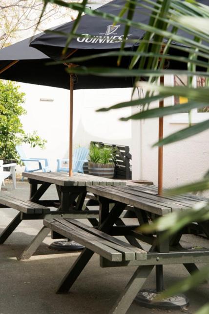Bridge Backpackers Hostel Nelson Exterior foto The courtyard at the Old Blind Dogs