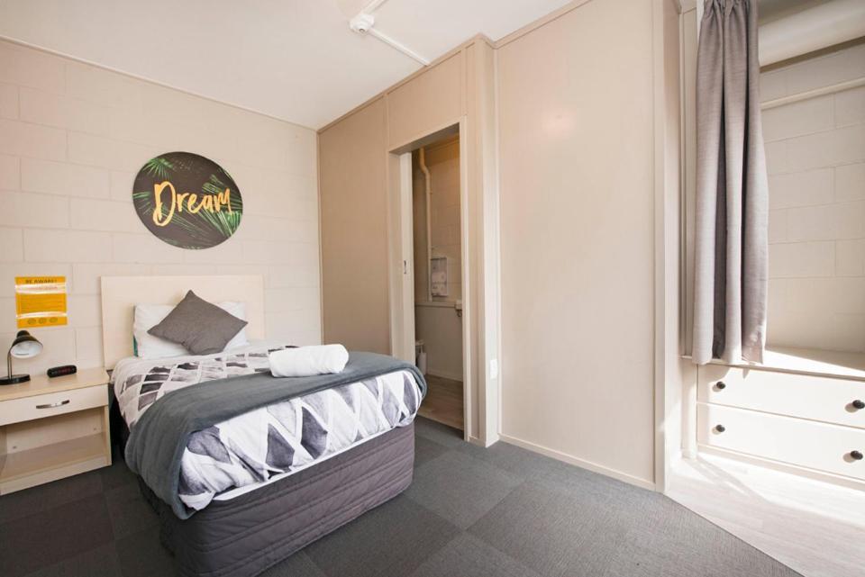 Bridge Backpackers Hostel Nelson Exterior foto A room at the hotel