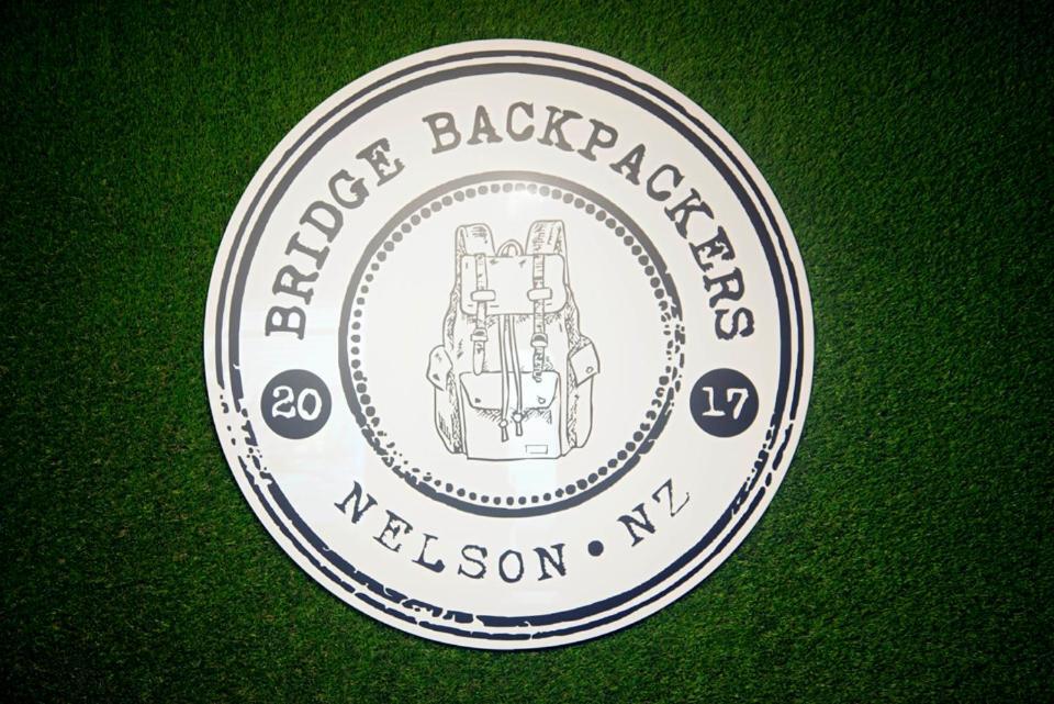 Bridge Backpackers Hostel Nelson Exterior foto Bridge Backpackers logo